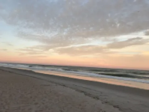 OCEANFRONT ! Family fun steps from the beach!😎🦀 pet friendly, linens included!