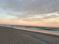 OCEANFRONT ! Family fun steps from the beach!😎🦀 pet friendly, linens included!