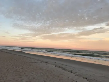 OCEANFRONT ! Family fun steps from the beach!😎🦀 pet friendly, linens included! Отели в г. Стамп Саунд