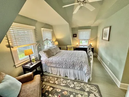 Adorable cottage with short walk to beautiful ocean beaches and nature trails.