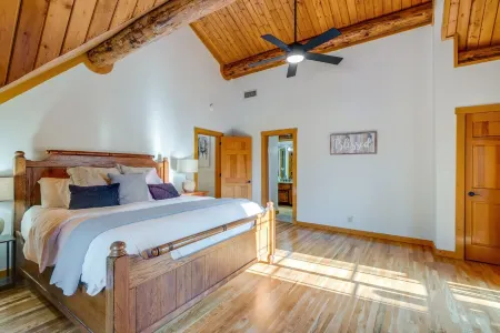 5 Bed 5 Bath Luxury Nashville Lodge! Pickleball Game Rm Sauna Fire Pit & Hot-Tub