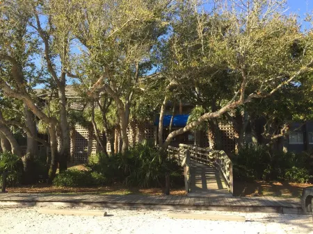 Walk to Flora-Bama, 15% weekly discount, Ground Level, Private Beach, Boat Slips Отели рядом с достопримечательностью «Perdido Key Beach»