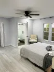 Cheerful and Cozy Newly Renovated home 3 bed 2 bath home Hotels near Kilroy Lake