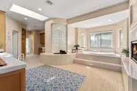Waterfront Lakeside Mansion Great for Large Families, Retreat, and Events - Wifi