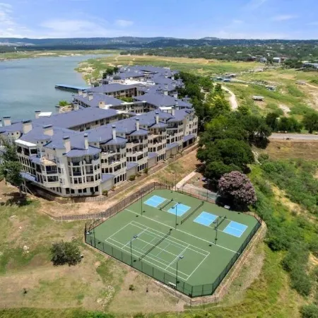 Cozy villa with a lot of natural light, and WiFi, in welcoming Lago Vista