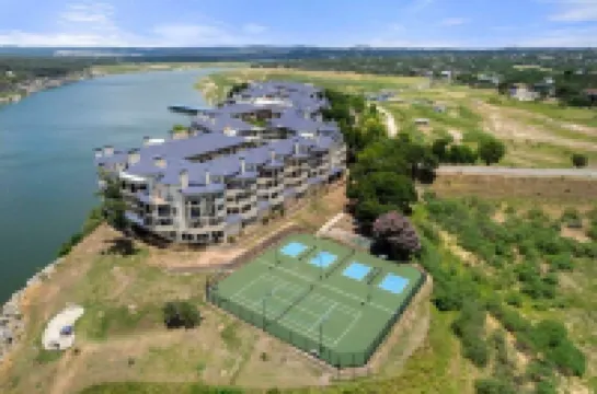 Cozy villa with a lot of natural light, and WiFi, in welcoming Lago Vista