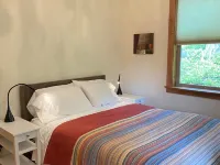 Bright art-filled home, fruit trees, valley view Hotels in Lopez