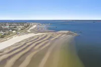 Fabulous Beach Retreat! Walk to the water...