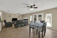Family Retreat: Patio, RokuTV, Sleeps 10 사이프레스 호텔