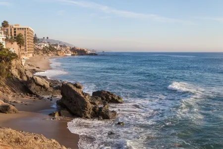 Beautiful Ocean View! Steps to Sand! Private Home with 3 Car Driveway! Отели в г. Лагуна-Бич