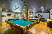 All-in-One - Game Room, Golf Simulator, Hot Tub, BBQ, EV Charger in Jim Thorpe!