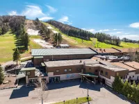 Lake Front Home w/ Hot Tub, Fire pit, yard, walk to Wisp Resort,Tubing Hill View Hotels in McHenry