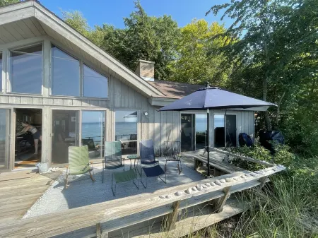 Lake MI Private Beach; fireplace, Sunsets. Close to Fishtown & Sleeping Bear