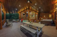 Great family cabin! Huge deck! Creek! Mini cabin! Lots of amenities!