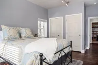 Historic Renovated Home Steps to dwtn & Hot Springs Pools, large deck, firepit