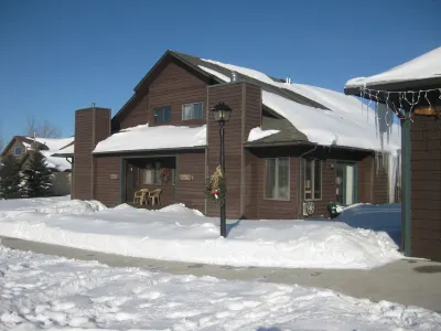 Unit #5 Cozy 2 Bed/2 Bath Condo on Golf Course with Hot Tub/ Sauna/ Pool