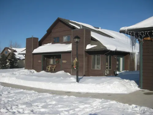 Unit #5 Cozy 2 Bed/2 Bath Condo on Golf Course with Hot Tub/ Sauna/ Pool