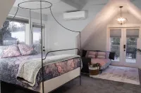 The Nest- Treetop Oasis studio with large deck- walk downtown