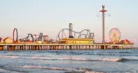 Updated 1-bedroom on Galveston’s seawall with ocean view, children’s bunks, wifi