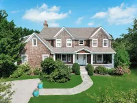 Bridgehampton Estate, Private Tennis, Minutes from Ocean Beaches - 5-Star