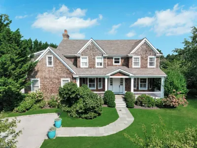 6 Bedroom Bridgehampton Estate, Private Tennis, Minutes from Ocean Beaches Các khách sạn gần Cryder Beach