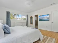 NEW! Vizcaya Salt Water Pool House w Spa   & Outdoor Kitchen