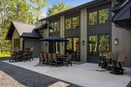 Luxurious & modern cabin with stunning views of Wynne Lake! Отели в г. Уайт