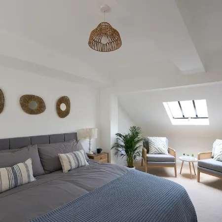 Surf Cottage. Beautiful 4 bed townhouse, the heart of Cromer, steps to the beach