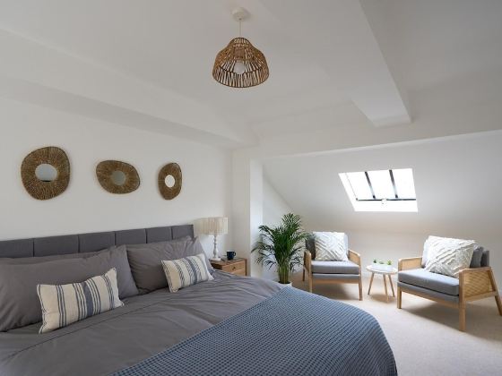 Surf Cottage. Beautiful 4 bed townhouse, the heart of Cromer, steps to the beach
