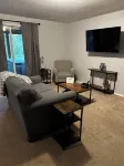 Private Hot Tub, Charming 1-bedroom apartment in delightful Vancouver with WiFi