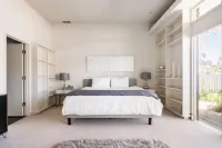 Waterfront Hawaiian oasis