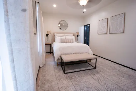 Casa de Flo - 3 BD/3 Bath SPACIOUS CONDO Отели рядом с достопримечательностью «STASH»