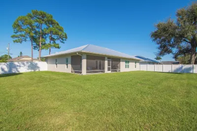Modern 3/2 Home in PSL Hôtels à proximité de : Port St Lucie Botanical Gardens