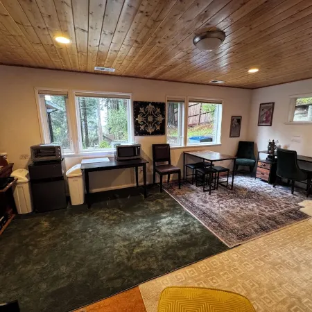 Humboldt Haven: Gorgeous Home for 10 w Gardens, Firepits, Forest & Bay Views