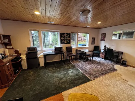 Humboldt Haven: Gorgeous Home for 10 w Gardens, Firepits, Forest & Bay Views