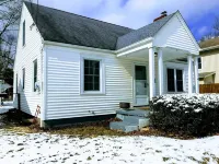 Cozy Home near College of Wooster Hotels near Music on Market