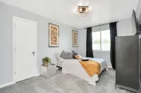 Cozy Home w/ surrond sound. TV in every room 15 minutes to downtown Hotels near Huffington Park