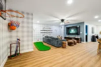 Modern Family Luxury, 6br, 5 bath, WOW factor! Sauna, Hot Tub, Game rms FirePit! Hotels in Massanutten