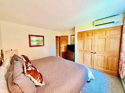 Stowe Ski in/out Townhouse - Family & Group friendly - Toll Road Access - Pool Hotels near TrueNorth/The Lodge at Spruce Peak