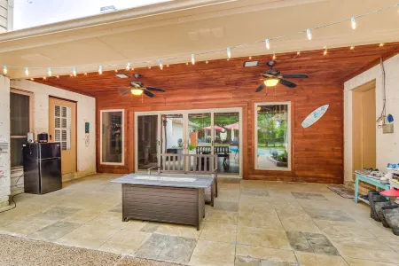 Lake Front Villa with Pool, Spa, 4 Bedroom and 3 Bath Отели в г. Роулетт