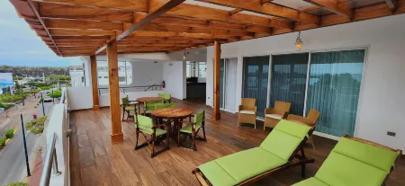 BAY VIEW HOUSE - GALAPAGOS APARTMENTS Отели рядом с достопримечательностью «Исследовательская станция Чарльза Дарвина»