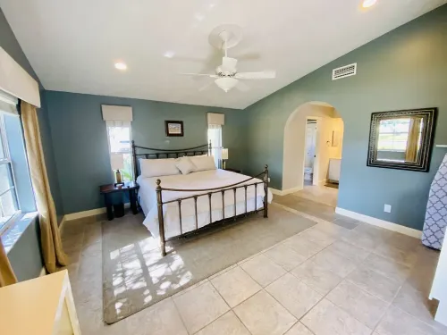Vanderbilt Beach Retreat- 4 Bed Ranch, Spacious, & Pet-Friendly with NO PET FEES Hotel a Naples Park