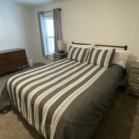 Super Clean, Cozy 3 Bedroom 2 Bath, Sleeps 6 close to Hereth Park