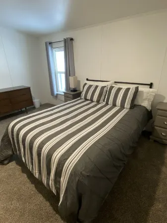 Super Clean, Cozy 3 Bedroom 2 Bath, Sleeps 6 close to Hereth Park