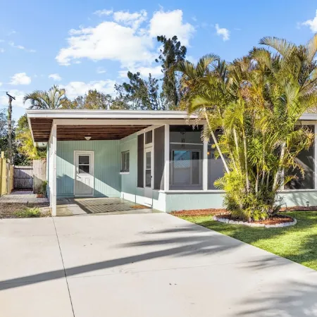 Pet Friendly. Minutes to Beaches. Charming 2-bedroom house in adorable Sarasota.