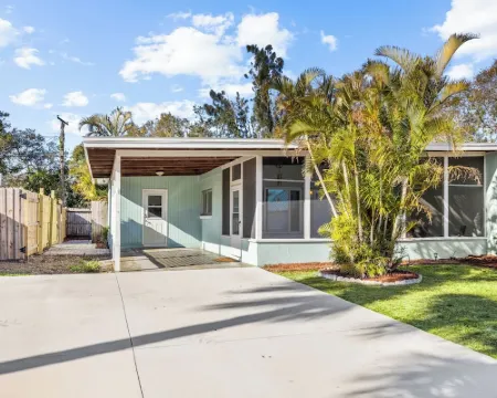 Pet Friendly. Minutes to Beaches. Charming 2-bedroom house in adorable Sarasota. Hoteles en Whitfield