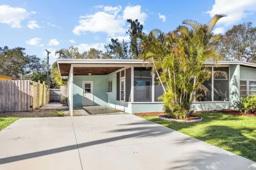 Pet Friendly. Minutes to Beaches. Charming 2-bedroom house in adorable Sarasota.