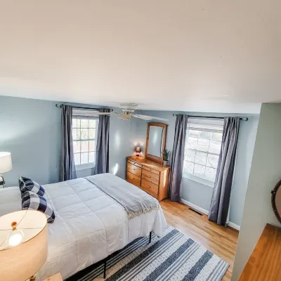 Family Friendly. Walk to Pond Beach. Extra Space in Backyard Cottage is Optional
