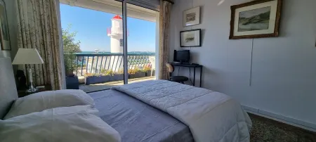 Bel Appartement Balcon vue mer au Centre de Concarneau Отели в г. Конкарно