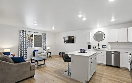 Cozy Retreat in Eagle River, Ak Отели в г. Eagle River